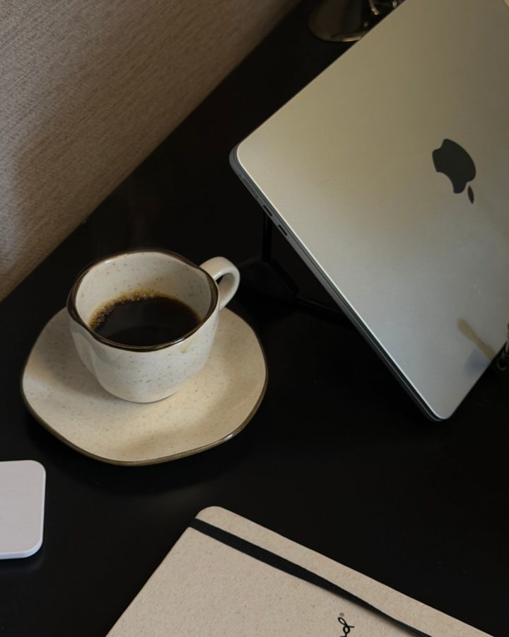 Mesa de trabalho com café e notebook, momento de planejamento